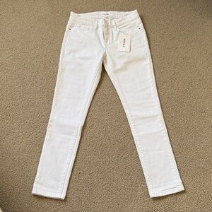 Brand new! FRAME Le Garçon tailored mid-rise boyfriend white jean. Size 26.
